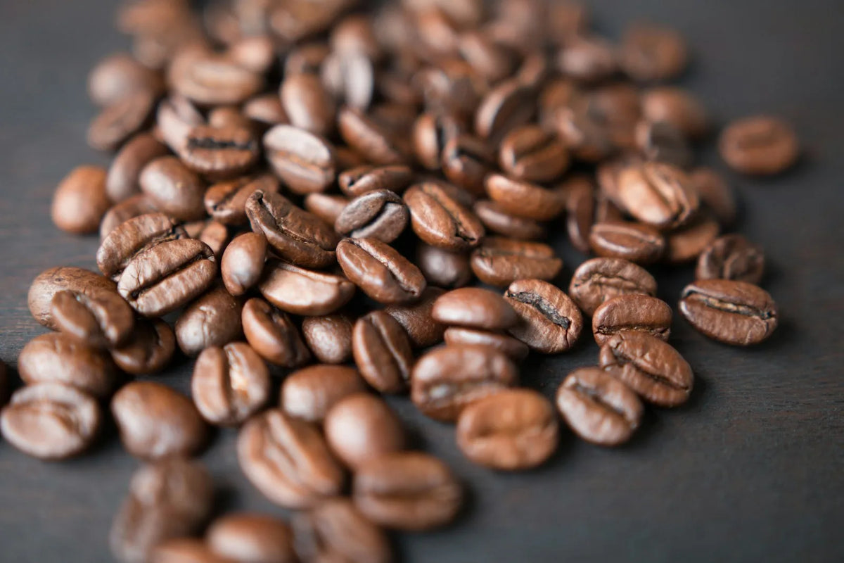 Vers gebrande koffiebonen op een donkere ondergrond