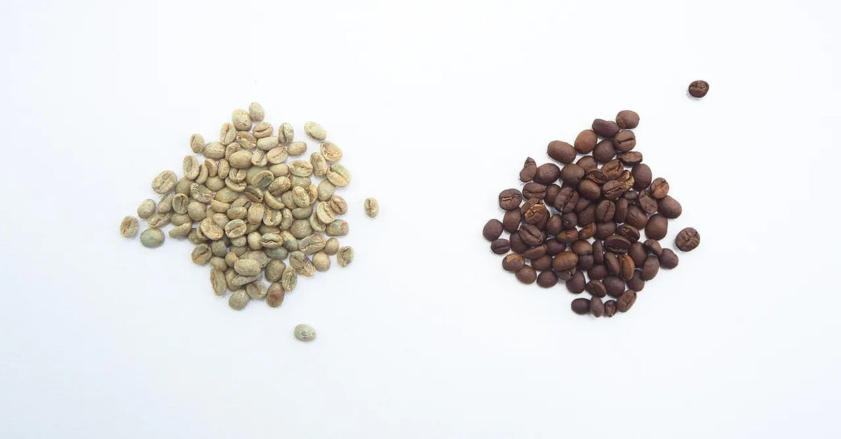 Groene ongebrande koffiebonen naast donker gebrande bonen, side-by-side vergelijking.