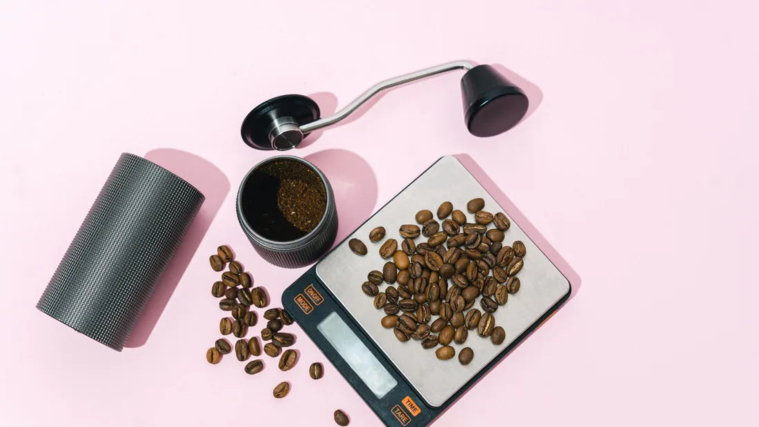 Gebrande koffiebonen draaien rond in de koeltray van een koffiebranderij